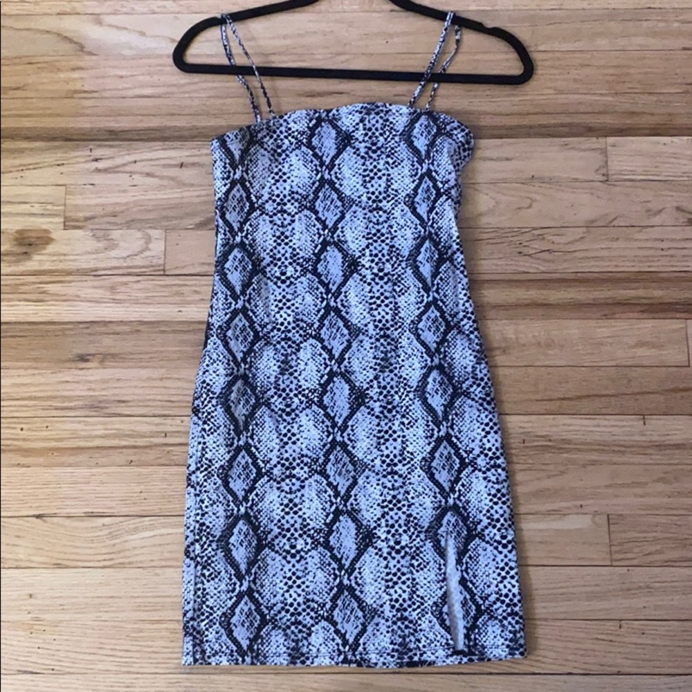 Snake print tight dress with slit
